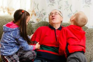 Großeltern Ausgaben Zeit mit Enkelkinder auf Couch foto
