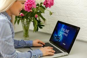 abgeschnitten Bild von Geschäftsfrau mit Laptop beim Schreibtisch foto