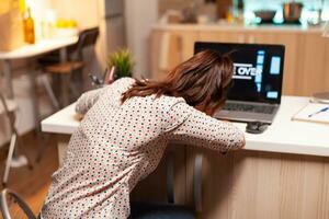 traurig Frau weil sie hat verloren auf Computer Spiele während Nacht Zeit im Zuhause Küche. Fachmann Spieler spielen online Videop Spiele auf ihr persönlich Computer. Geek Cyber Esport. foto