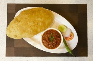 indisch Küche chole bhatur ebenfalls kennt wie Küken Erbse Curry, chole bhture oder Chola, Chana Masala serviert mit gebraten puri ist ein Gericht von das Punjab foto