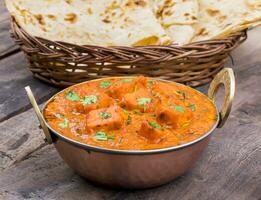 indisch köstlich Küche Paneer Tikka Masala mit Tandoori Chapati ebenfalls namens Paneer Butter Masala ist ein indisch Gericht von mariniert Paneer Käse serviert im ein gewürzt Soße foto