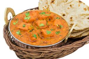 indisch köstlich Küche Paneer Tikka Masala mit Tandoori Chapati ebenfalls namens Paneer Butter Masala ist ein indisch Gericht von mariniert Paneer Käse serviert im ein gewürzt Soße foto