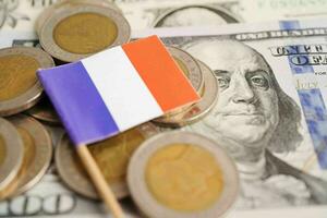 Frankreich Flagge auf Münze und Banknote Geld, Finanzen Handel Investition Geschäft Währung Konzept. foto
