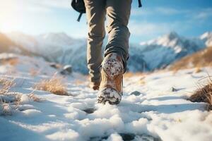 Gehen im Winter. Winter aktiv Erholung im das Berge, Winter Schuhe. männlich Beine im Winter Stiefel Nahansicht foto