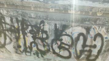 Vandalismus. Kritzeleien auf das Mauer. störend Umwelt Sauberkeit foto