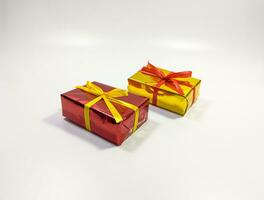 Geburtstag funkelnd Geschenk Box isoliert Weiß Hintergrund foto