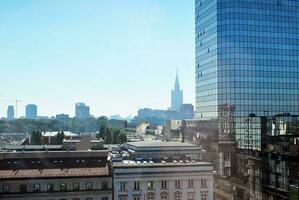 Glas Gebäude mit transparent Fassade von das Gebäude und Blau Himmel. strukturell Glas Mauer reflektieren Blau Himmel. abstrakt modern die Architektur Fragment. zeitgenössisch architektonisch Hintergrund. foto