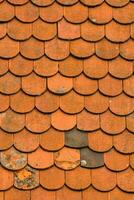 ein Orange Dach mit viele Fliesen foto