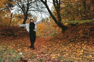 glückliche Frau Herbst Stadtpark foto