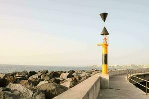 ein Leuchtturm auf das Meer Mauer foto