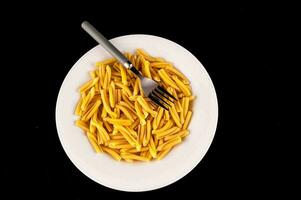 ein Teller von Pasta mit ein Gabel auf oben foto