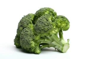 Brokkoli auf Weiß Hintergrund. frisch Gemüse. gesund Essen Konzept foto