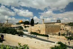 ein Aussicht von jerusalem zeigen das Kuppel von das Felsen foto