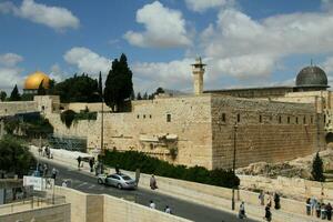 ein Aussicht von jerusalem zeigen das Kuppel von das Felsen foto