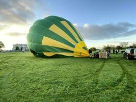 oswestry im das Vereinigtes Königreich auf 18 kann 2021. ein Aussicht von ein Ballon Sein geblasen oben foto