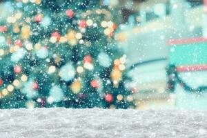 leerer weißer schnee mit unschärfe weihnachtsbaum mit bokeh hellem hintergrund foto