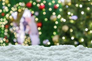 leerer weißer schnee mit unschärfe weihnachtsbaum mit bokeh hellem hintergrund foto