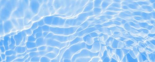 abstrakt transparent Wasser Schatten Oberfläche Textur natürlich Welligkeit auf Blau Hintergrund foto