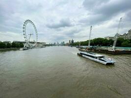 London im das Vereinigtes Königreich auf 10 Juli 2021. ein Aussicht von das Fluss Themse beim Westminster foto