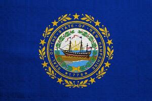 Flagge von Neu Hampshire USA Zustand auf ein texturiert Hintergrund. Konzept Collage. foto
