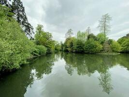 ein Aussicht von ein Park im London auf ein wolkig Tag foto