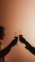 ai generiert zwei Menschen Toasten mit Wein Brille im Silhouette, ai foto