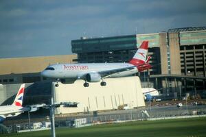 London im das Vereinigtes Königreich auf 5 November 2023. ein Flugzeug Kommen im zu Land beim Londons Heathrow Flughafen foto