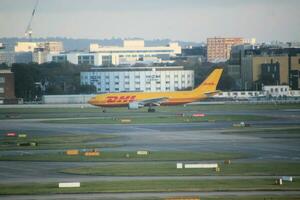 London im das Vereinigtes Königreich auf 5 November 2023. ein Flugzeug Kommen im zu Land beim Londons Heathrow Flughafen foto