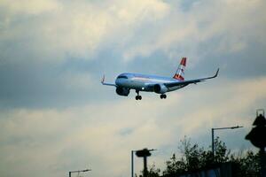 London im das Vereinigtes Königreich auf 5 November 2023. ein Flugzeug Kommen im zu Land beim Londons Heathrow Flughafen foto