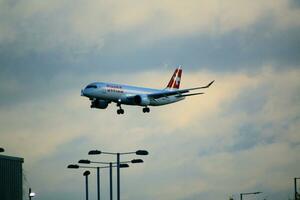 London im das Vereinigtes Königreich auf 5 November 2023. ein Flugzeug Annäherung Londons Heathrow Flughafenlondon foto