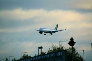 London im das Vereinigtes Königreich auf 5 November 2023. ein Flugzeug Annäherung Londons Heathrow Flughafenlondon foto