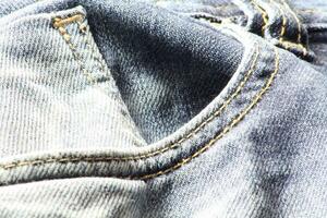 Nahansicht von Blau Jeans und Denim Einzelheiten. foto