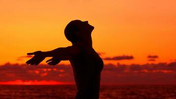 Frau Silhouette auf Sonnenuntergang Hintergrund foto