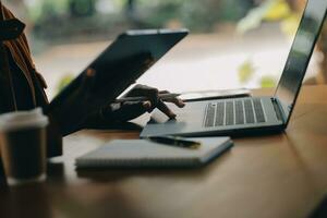 spanisch Latein Mädchen Hochschule Schüler mit Laptop Computer Aufpassen Entfernung online Lernen Seminar Klasse, Fernbedienung Universität Webinar oder haben virtuell Klassenzimmer Treffen im Universität kreativ Raum. foto