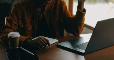 spanisch Latein Mädchen Hochschule Schüler mit Laptop Computer Aufpassen Entfernung online Lernen Seminar Klasse, Fernbedienung Universität Webinar oder haben virtuell Klassenzimmer Treffen im Universität kreativ Raum. foto