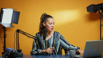 Neu Medien Star reden zu das Kamera und Aufzeichnung ein Neu Folge von ihr zeigen. Inhalt Schöpfer Influencer auf Sozial Medien Aufzeichnung zum Internet Netz online Abonnenten Publikum Neu Podcast mit Mikrofon im Fachmann Studio foto