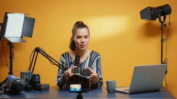 Fachmann npf Batterie Rezension durch Neu Medien Star im ihr Studio Satz. Inhalt Schöpfer Neu Medien Star Influencer auf Sozial Medien reden Fachmann Video Foto Ausrüstung zum online Internet Netz Show