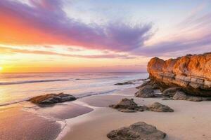 ai generiert schön Felsen auf das Strand beim Sonnenuntergang. Profi Foto