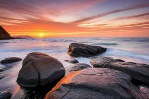 ai generiert schön Felsen auf das Strand beim Sonnenuntergang. Profi Foto