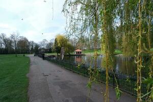 Krieg Öffentlichkeit Park von Luton Stadt, Dorf von England während kalt und sonnig Tag von April 7., 2023 foto