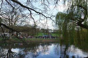 Krieg Öffentlichkeit Park von Luton Stadt, Dorf von England während kalt und sonnig Tag von April 7., 2023 foto