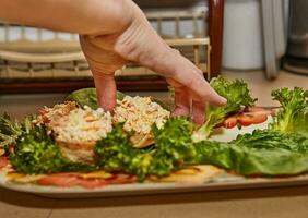 köstlich hausgemacht Salat mit Krabbe Stöcke und frisch Grüner Salat auf Marmor Tablett foto