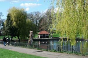 Krieg Öffentlichkeit Park von Luton Stadt, Dorf von England während kalt und sonnig Tag von April 7., 2023 foto