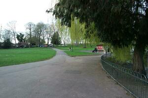 Krieg Öffentlichkeit Park von Luton Stadt, Dorf von England während kalt und sonnig Tag von April 7., 2023 foto