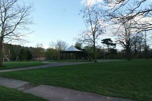 Krieg Öffentlichkeit Park von Luton Stadt, Dorf von England während kalt und sonnig Tag von April 7., 2023 foto