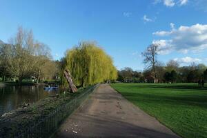 Krieg Öffentlichkeit Park von Luton Stadt, Dorf von England während kalt und sonnig Tag von April 7., 2023 foto