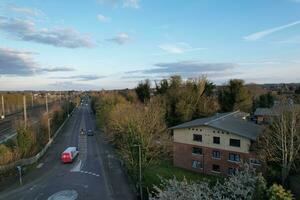 niedrig Winkel Aussicht von Luton Stadt von England auf klar Tag von April 7., 2023 foto