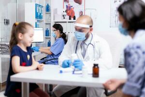 Krankenschwester mit Gesicht Maske gegen Coronavirus im Krankenhaus Büro. Gesundheit Kinderarzt Spezialist Bereitstellung Gesundheit Pflege Dienstleistungen Beratungen Behandlung im schützend Ausrüstung zum Beratung foto