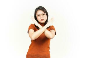 gekreuzt Waffen Ablehnung von schön asiatisch Frau isoliert auf Weiß Hintergrund foto