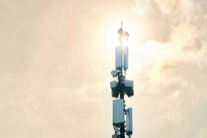 lte Radio Netzwerk Kommunikation Ausrüstung mit kabellos Module und Clever Antennen montiert auf Metall Säule auf Wolken und Sonne Himmel Hintergrund. Telekommunikation Turm von 4g und 5g zellular. foto